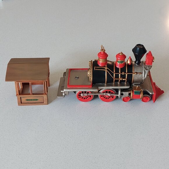 Disney Carolwood Pacific Railroad #173 "Lilly Belle" Train & Pocket Watch Set - Picture 2 of 16